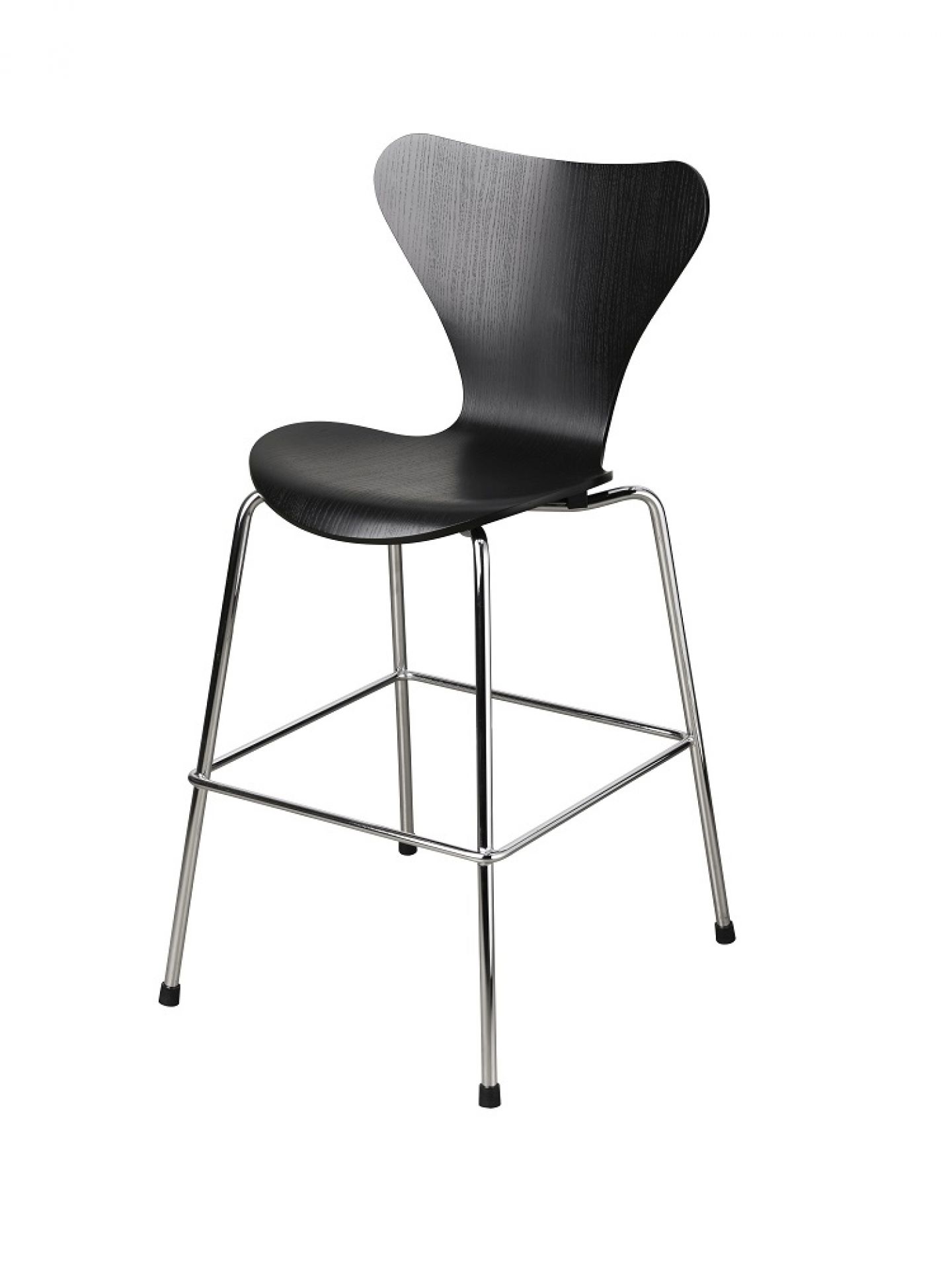 Schwarzer Series 7 Junior Kinderhochstuhl von Fritz Hansen mit verchromtem Gestell, freigestellt auf weißem Hintergrund.